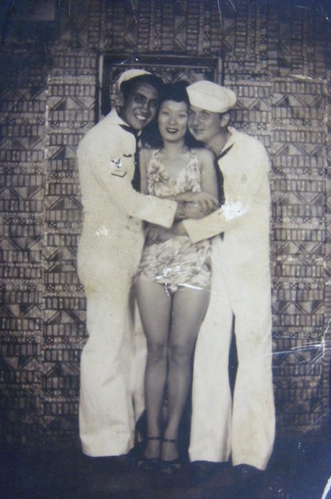 During World War II, U.S. Navy men would pay to pose with "hula girls" in Honolulu arcades.