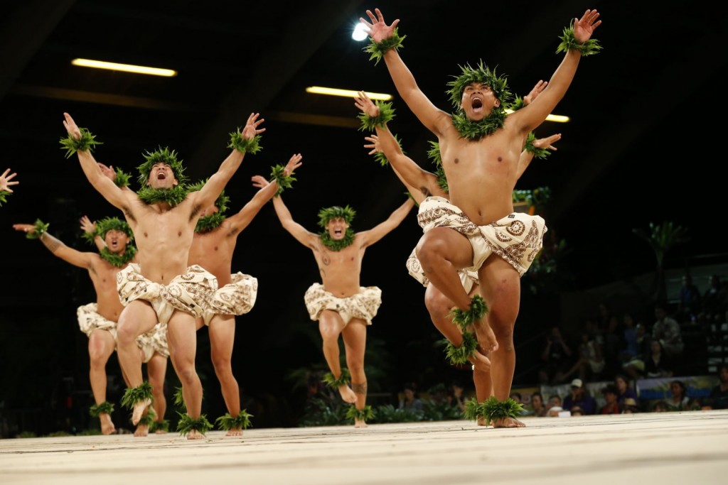 Top: A topless hula girl offers a Washington apple on a 1950s crate label. Universal Fruit & Produce Company, based in Seattle, owned the Hula Apples brand. Above: Kawaili‘ulā, led by Kumu Chinky Māhoe, took fourth place in the 2016 hula kahiko, or ancient hula, competition at the 2016 Merrie Monarch Festival. (Via MerrieMonarch.com)